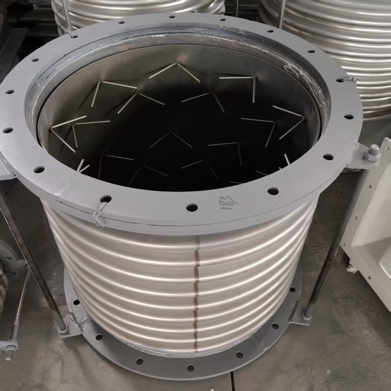 軸向澆筑波紋伸縮節(jié)-高溫軸向波紋補償器-內(nèi)壓靶釘管道膨脹節(jié)